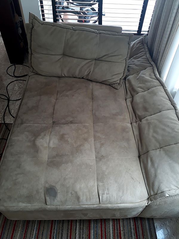 Chaise com manchas no assento, antes da higienização